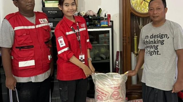 KSR USM Distribusi Bantuan Banjir di Demak