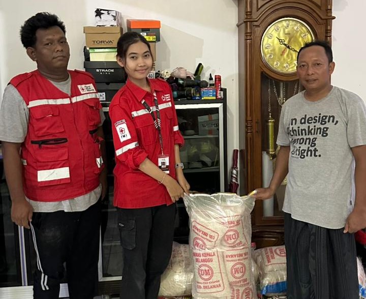 KSR USM Distribusi Bantuan Banjir di Demak