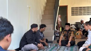Wakil Wali Kota Semarang, Iswar Aminuddin mengunjungi rumah duka korban kecelakaan yang tertabrak Feeder Trans Semarang di Jalan Klipang Raya
