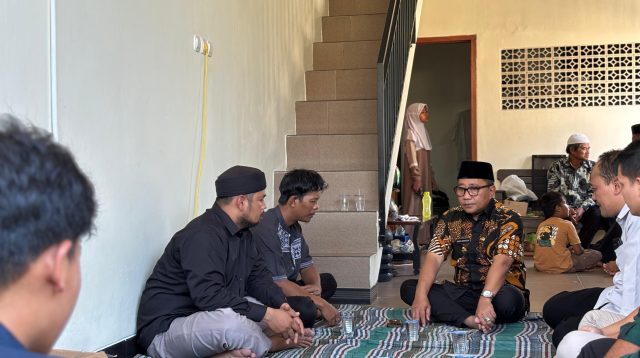 Wakil Wali Kota Semarang, Iswar Aminuddin mengunjungi rumah duka korban kecelakaan yang tertabrak Feeder Trans Semarang di Jalan Klipang Raya