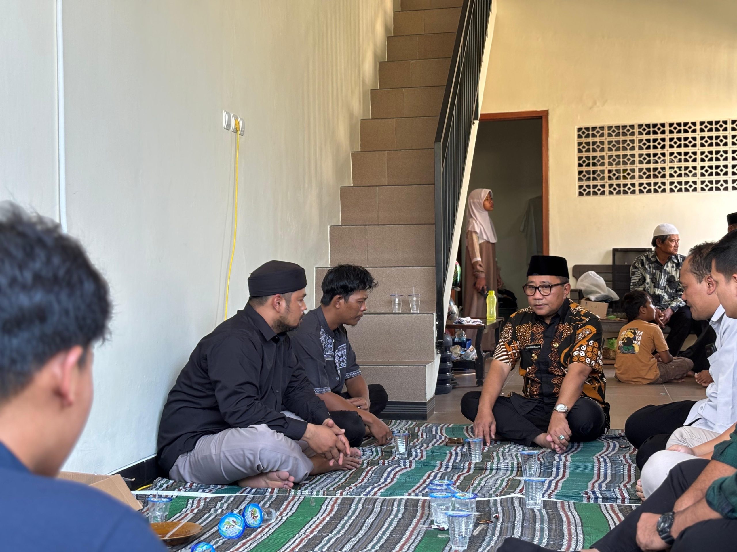 Wakil Wali Kota Semarang, Iswar Aminuddin mengunjungi rumah duka korban kecelakaan yang tertabrak Feeder Trans Semarang di Jalan Klipang Raya