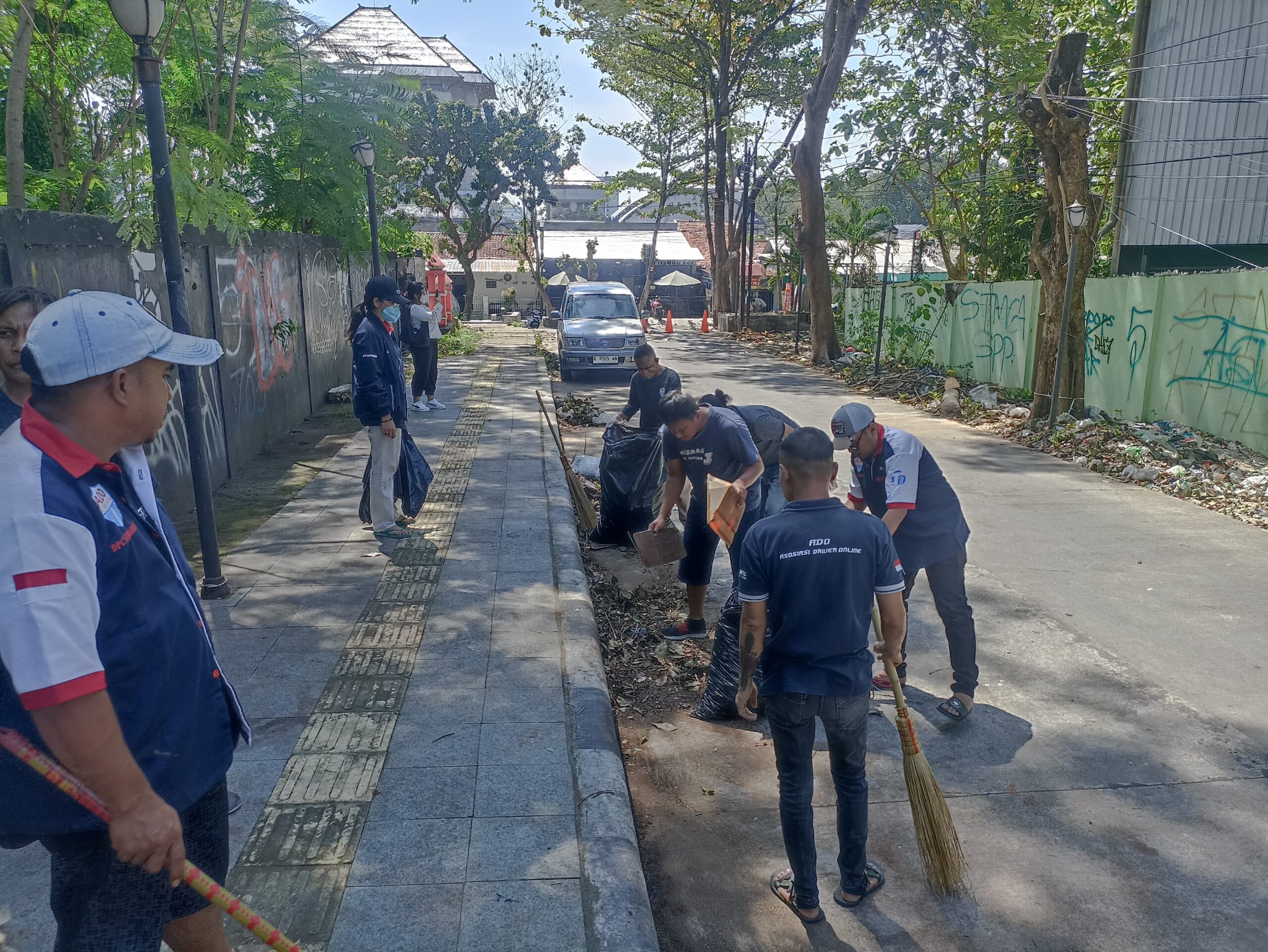 Dukung Semarang Bersih, ADO Gelar Resik-resik di Kusumawardani