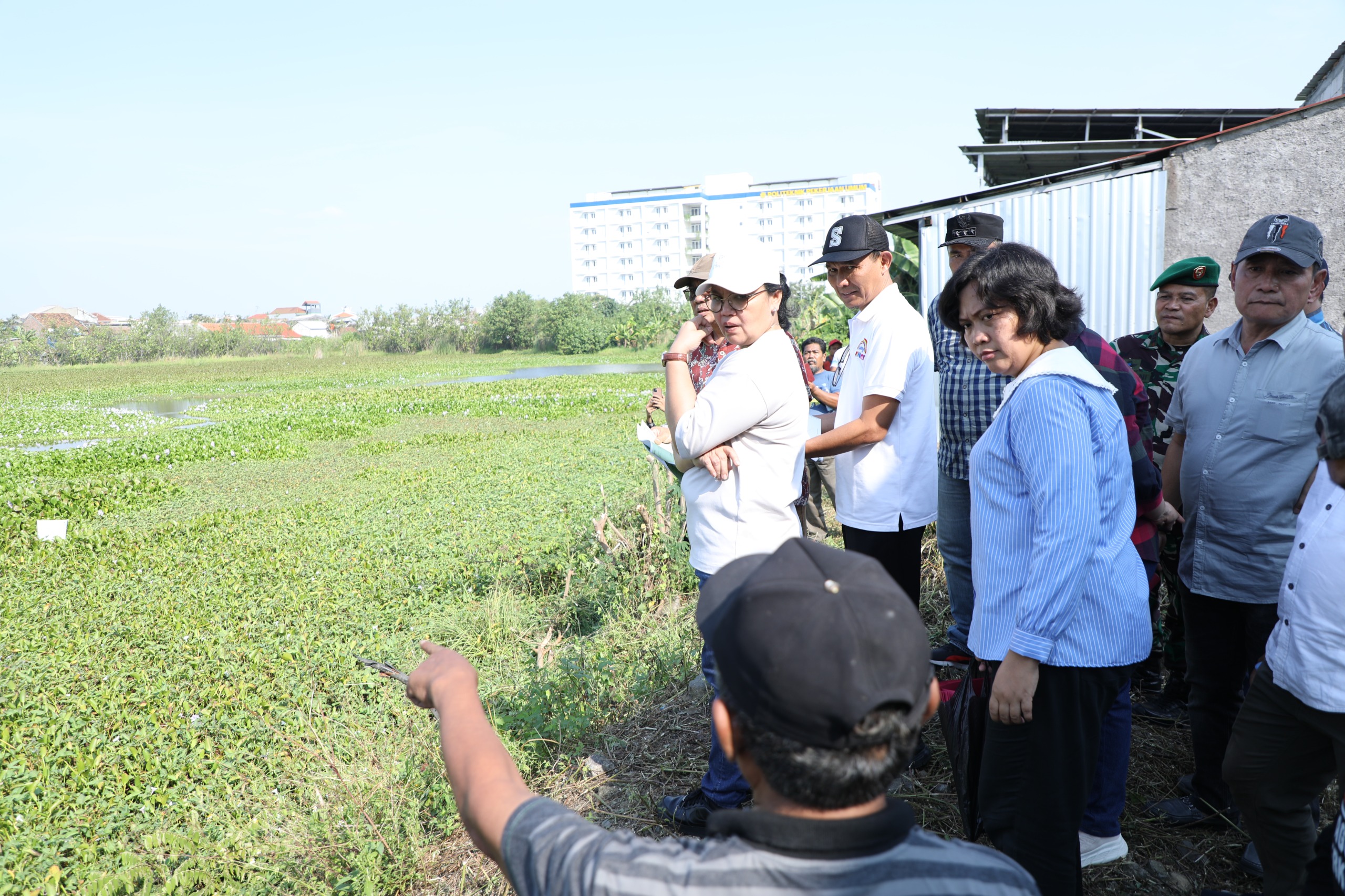 Wali Kota Semarang, Agustina Wilujeng Pramestuti saat melakukan peninjauan lapangan ke salah satu lahan milik Pemkot yang diproyeksikan sebagai alternatif lokasi Tempat Pembuangan Sementara (TPS). (dok Pemkot Semarang)