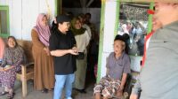 Wali Kota Semarang, Agustina Wilujeng Pramestuti saat mengunjungi rumah Mbah Muhammad di Kelurahan Mijen, Kecamatan Mijen. (dok Pemkot Semarang)