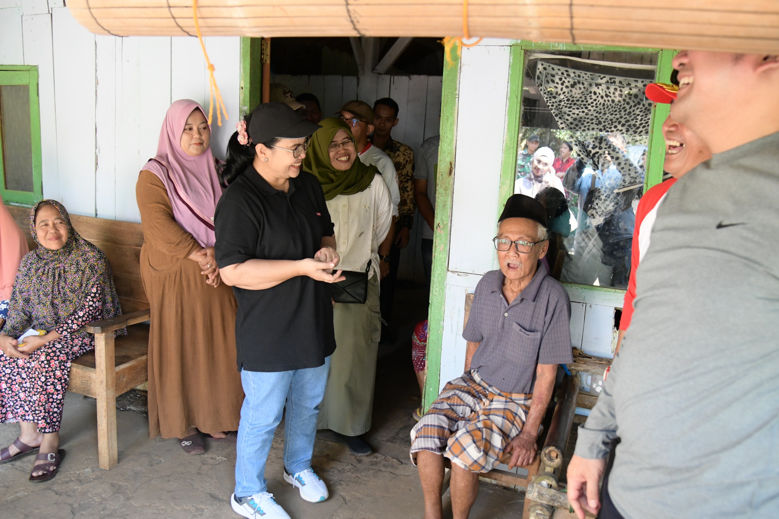 Wali Kota Semarang, Agustina Wilujeng Pramestuti saat mengunjungi rumah Mbah Muhammad di Kelurahan Mijen, Kecamatan Mijen. (dok Pemkot Semarang)