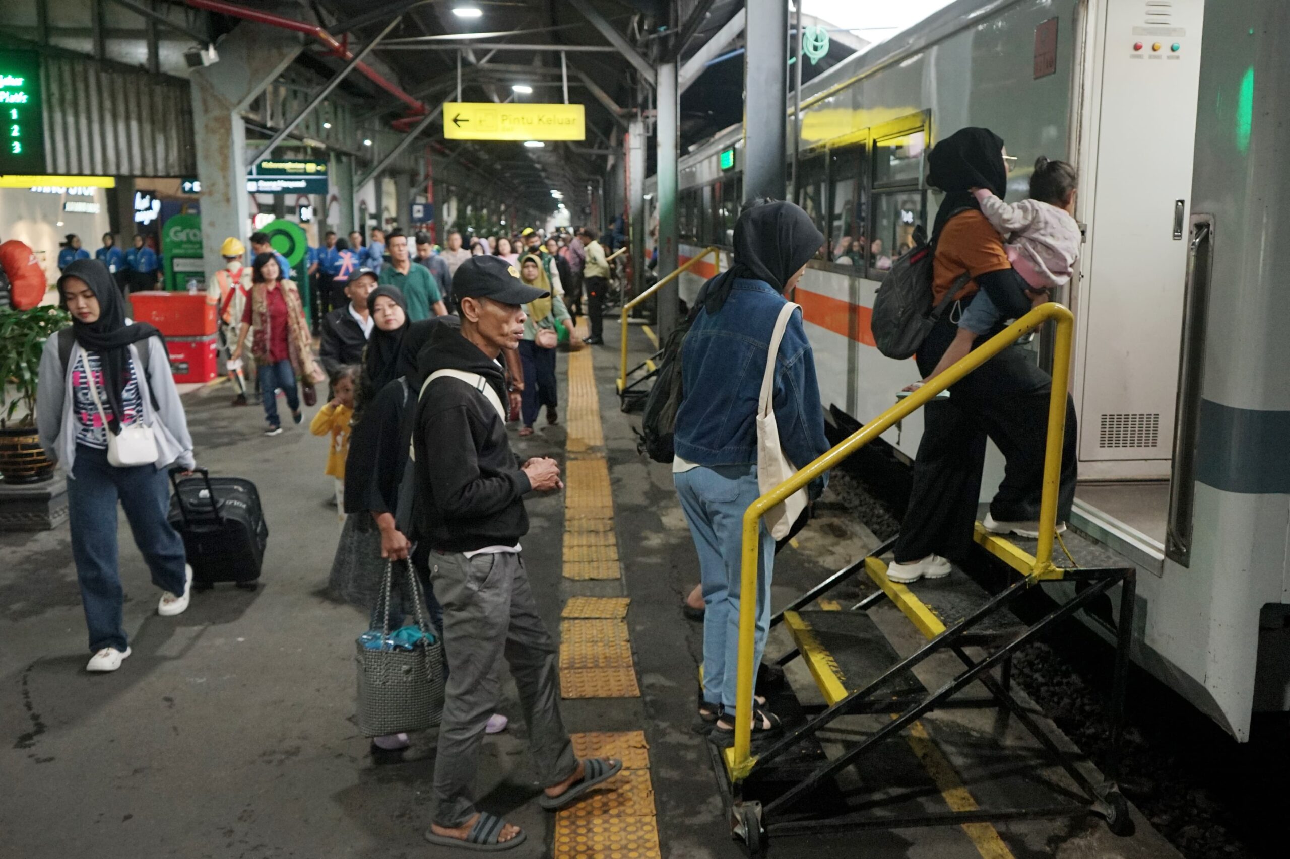 KA Lokal Daop 4 Layani 567.308 Penumpang Semester I 2025