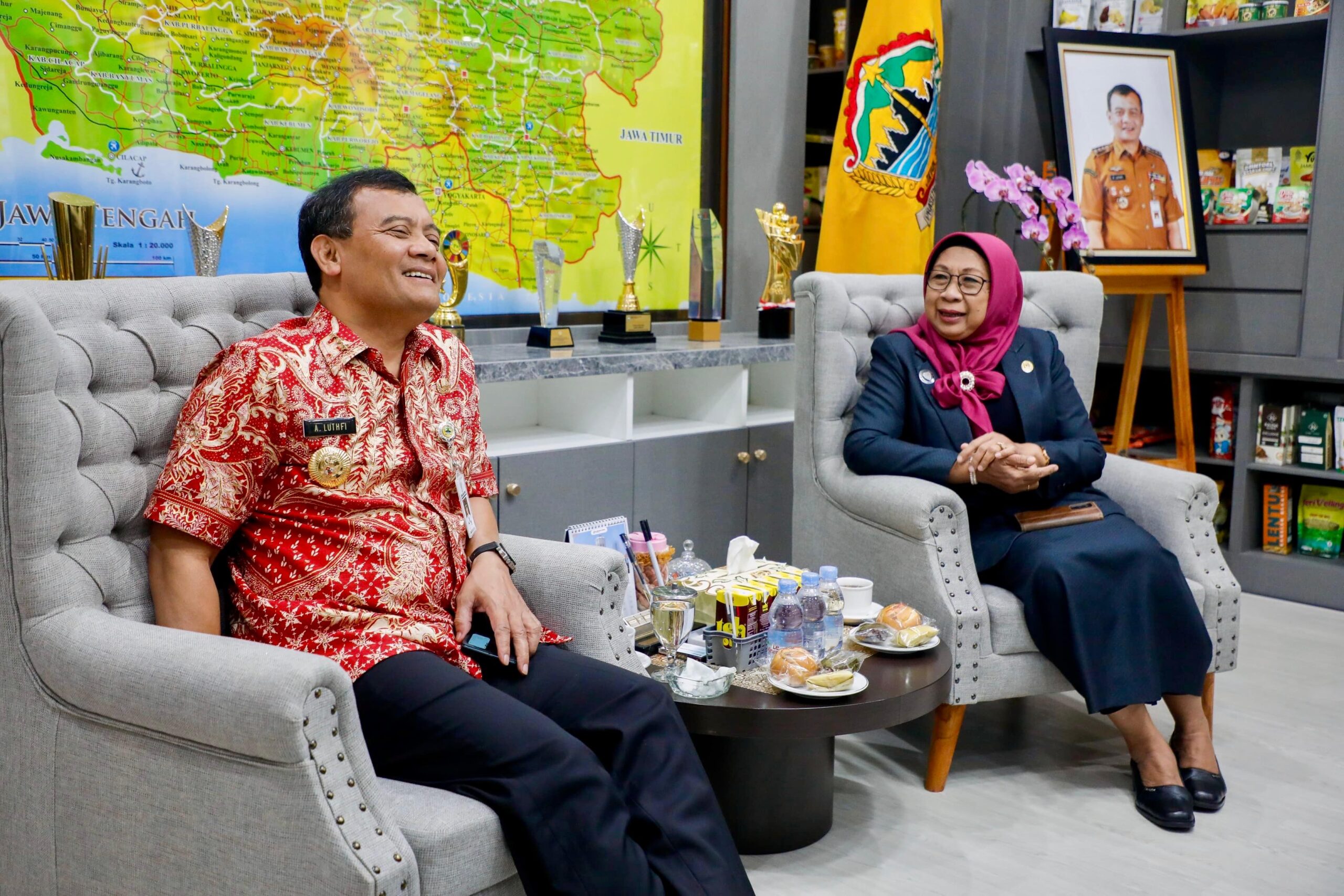 Ketua Pengadilan Tinggi Agama Jateng, Rokhanah, dan jajaran, saat beraudiensi dengan Gubernur Jawa Tengah, Ahmad Luthfi di ruang kerja Gubernur