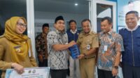 Gubernur Jawa Tengah Ahmad Luthfi dan Wakil Gubernur Taj Yasin bersama Rektor Universitas Diponegoro (Undip) Semarang Suharnomo meresmikan program desalinasi Desa Banjarsari, Kecamatan Sayung, Kabupaten Demak. (dok Pemprov Jateng)