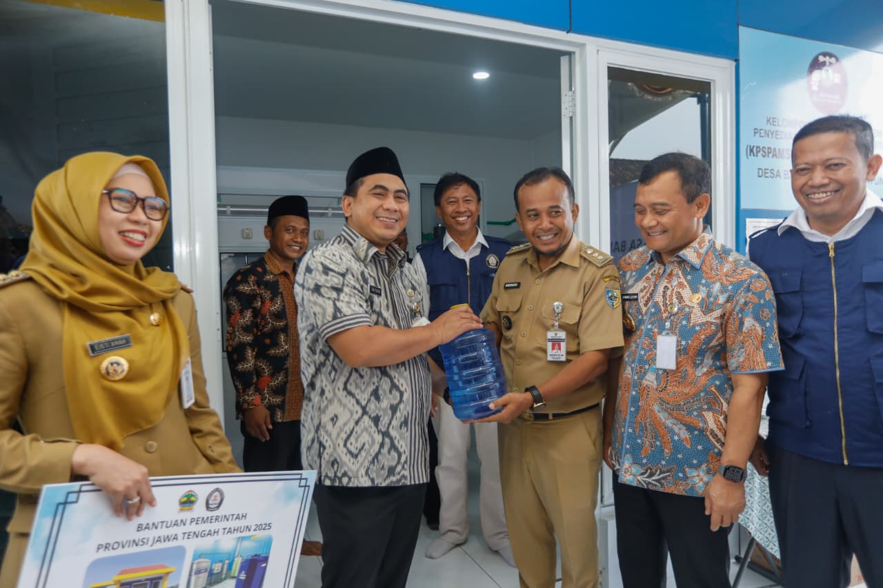 Gubernur Jawa Tengah Ahmad Luthfi dan Wakil Gubernur Taj Yasin bersama Rektor Universitas Diponegoro (Undip) Semarang Suharnomo meresmikan program desalinasi Desa Banjarsari, Kecamatan Sayung, Kabupaten Demak. (dok Pemprov Jateng)