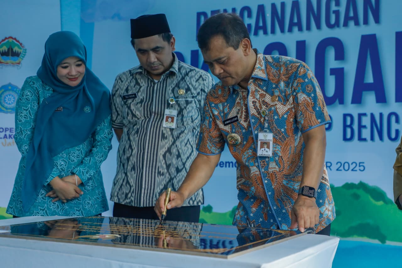 Gubernur Jateng Ahmad Luthfi bersama Wagub Jateng Taj Yasin dan Ketua PKK Jateng Nawal Arafah saat meresmikan PKK Sigab di Sayung Demak. (dok Pemprov Jateng)