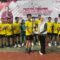 Krisseptiana serahkan piala kejuaraan ke salah satu tim pemenang TIA Hendi Cup 2025. (dok KONI Kota Semarang)