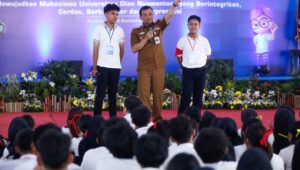 Gubernur Jawa Tengah, Ahmad Luthfi saat memberikan pembekalan di Udinus. (dok Pemprov Jateng)