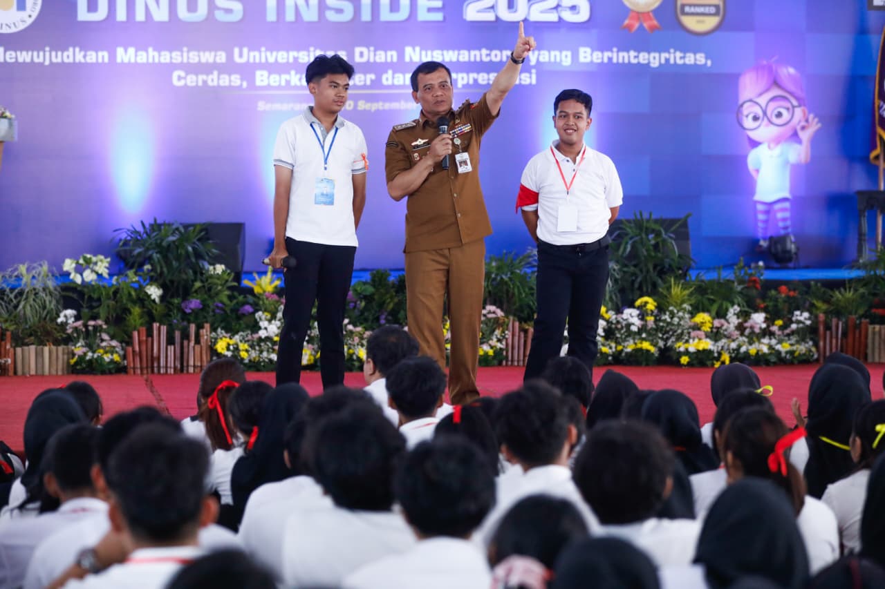 Gubernur Jawa Tengah, Ahmad Luthfi saat memberikan pembekalan di Udinus. (dok Pemprov Jateng)