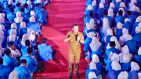 Gubernur Jateng, Ahmad Luthfi berikan pidato penyemangat dan arahan kepada ribuan mahasiswa baru Unimus. (dok Pemprov Jateng)