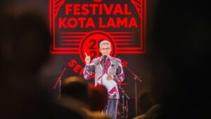 Sekretaris Daerah (Sekda) Provinsi Jawa Tengah, Sumarno saat menghadiri pembukaan Festival Kota Lama Semarang 2025 di Laroka Teater. (dok Pemprov Jateng)