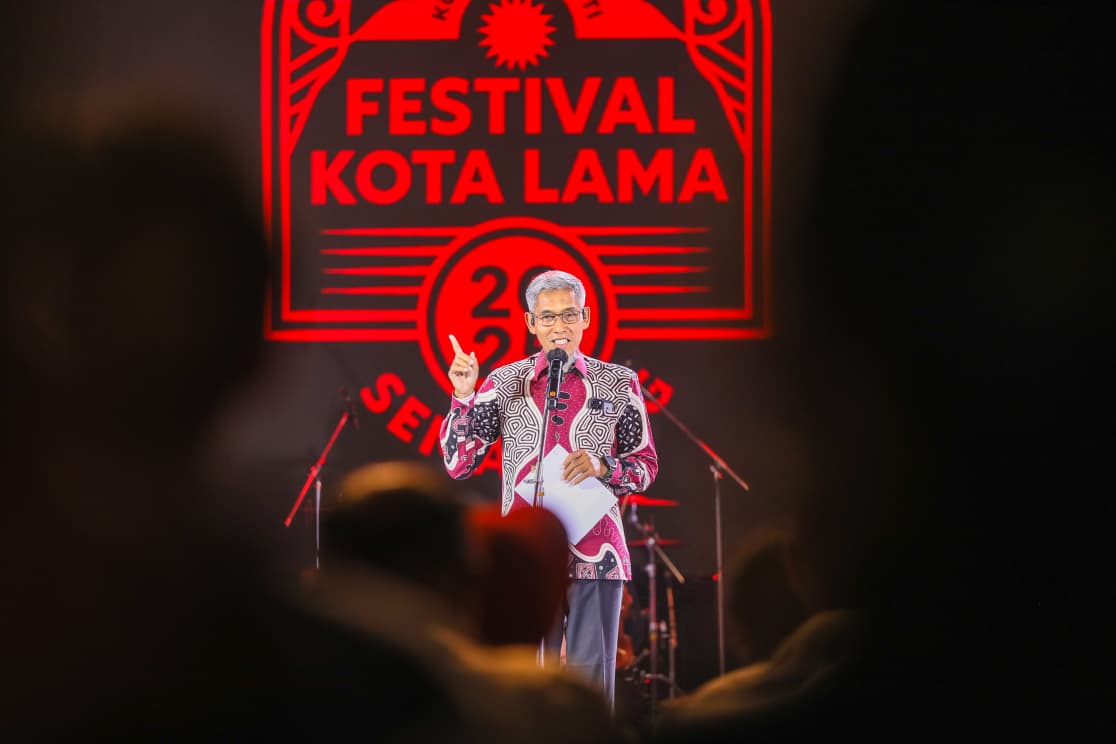 Sekretaris Daerah (Sekda) Provinsi Jawa Tengah, Sumarno saat menghadiri pembukaan Festival Kota Lama Semarang 2025 di Laroka Teater. (dok Pemprov Jateng)