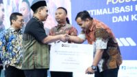 Wakil Gubernur Jawa Tengah, Taj Yasin saat memberikan penyaluran kredit usaha Alat dan Mesin Pertanian (Alsintan) serta Kredit Industri Padat Karya (KIPK) di gedung Gradhika Bhakti Praja. (dok Pemprov Jateng)