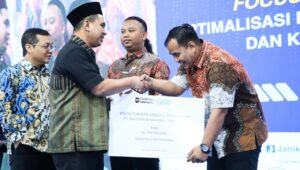 Wakil Gubernur Jawa Tengah, Taj Yasin saat memberikan penyaluran kredit usaha Alat dan Mesin Pertanian (Alsintan) serta Kredit Industri Padat Karya (KIPK) di gedung Gradhika Bhakti Praja. (dok Pemprov Jateng)