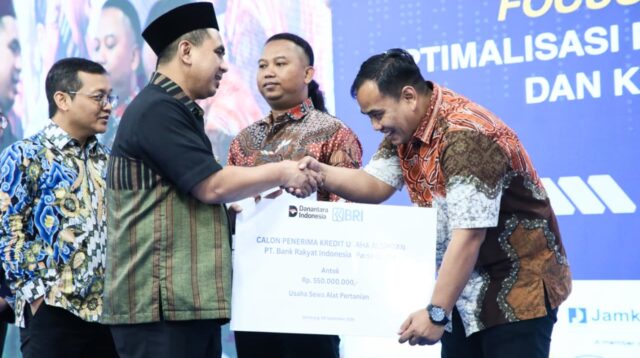 Wakil Gubernur Jawa Tengah, Taj Yasin saat memberikan penyaluran kredit usaha Alat dan Mesin Pertanian (Alsintan) serta Kredit Industri Padat Karya (KIPK) di gedung Gradhika Bhakti Praja. (dok Pemprov Jateng)