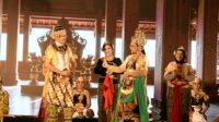 Wali Kota Semarang, Agustina Wilujeng Pramestuti saat menghadiri Pagelaran "Wayang Orang on The Street" di kawasan Kota Lama Semarang. (dok Pemkot Semarang)