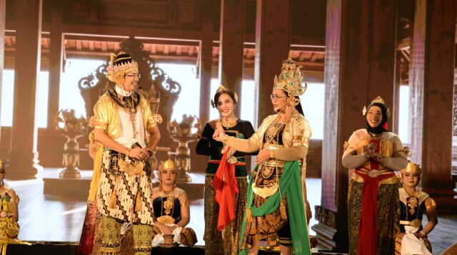 Wali Kota Semarang, Agustina Wilujeng Pramestuti saat menghadiri Pagelaran "Wayang Orang on The Street" di kawasan Kota Lama Semarang. (dok Pemkot Semarang)