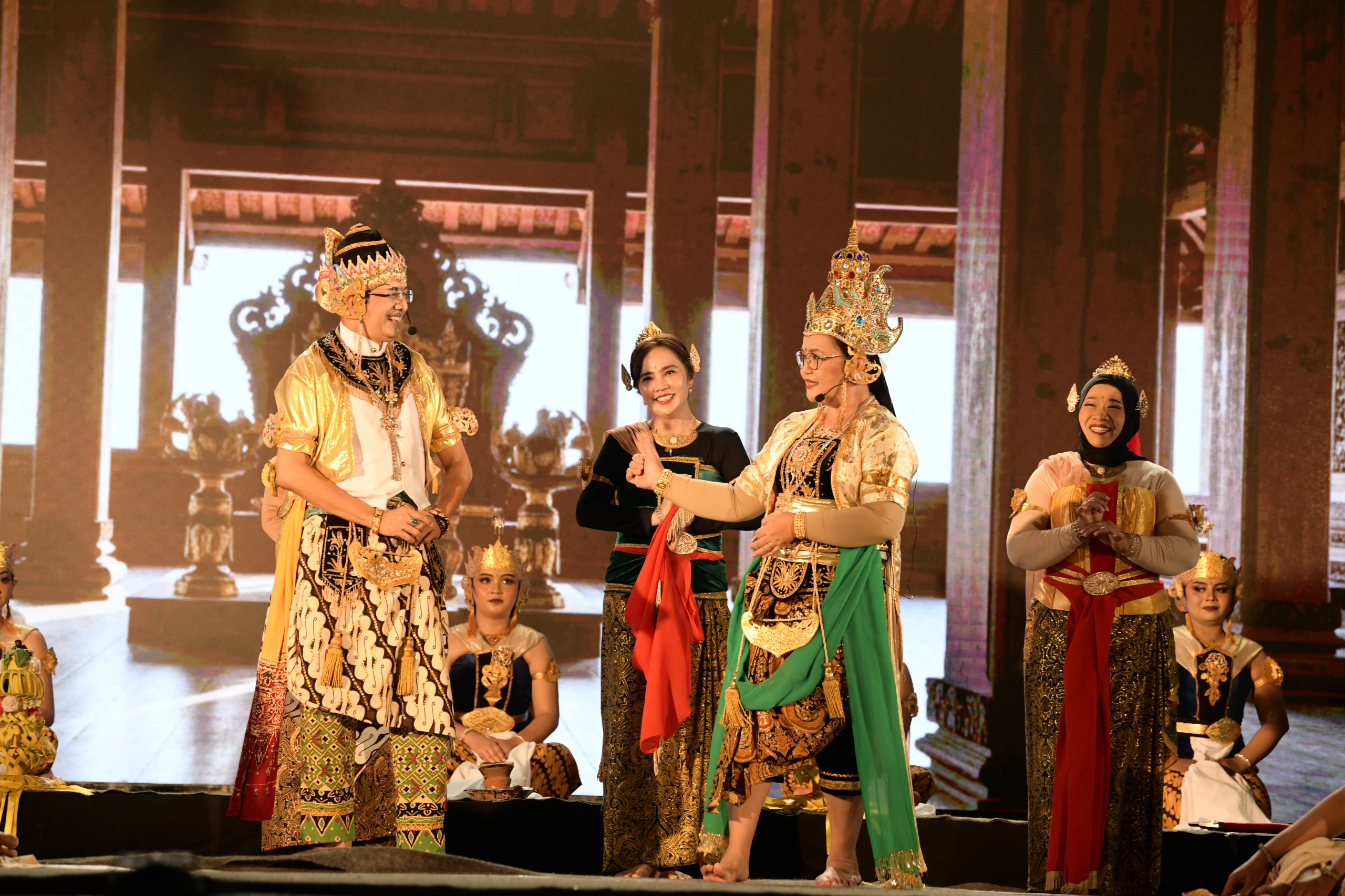 Wali Kota Semarang, Agustina Wilujeng Pramestuti saat menghadiri Pagelaran "Wayang Orang on The Street" di kawasan Kota Lama Semarang. (dok Pemkot Semarang)