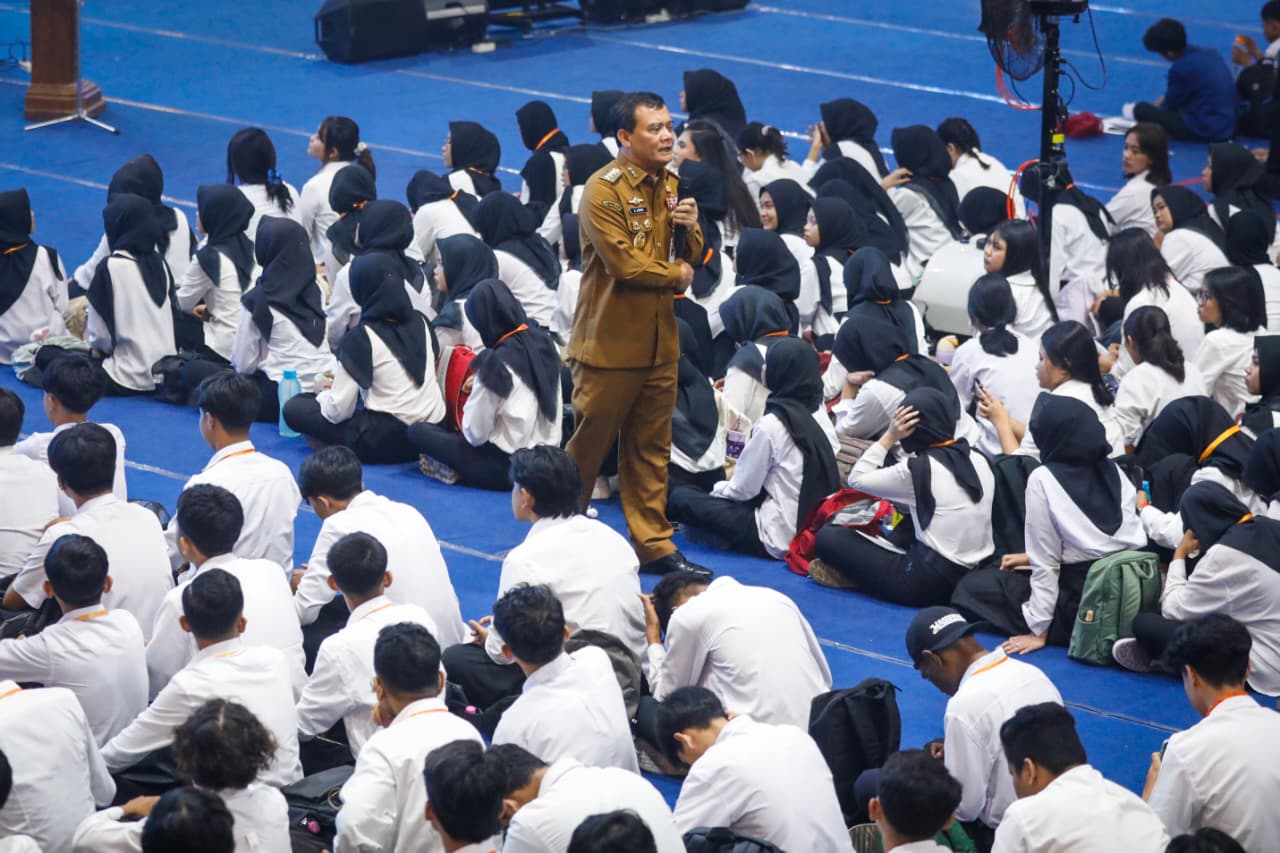 Gubernur Jawa Tengah, Ahmad Luthfi memberikan motivasi kepada 2.848 mahasiswa baru Universitas Semarang. (dok Pemprov Jateng)