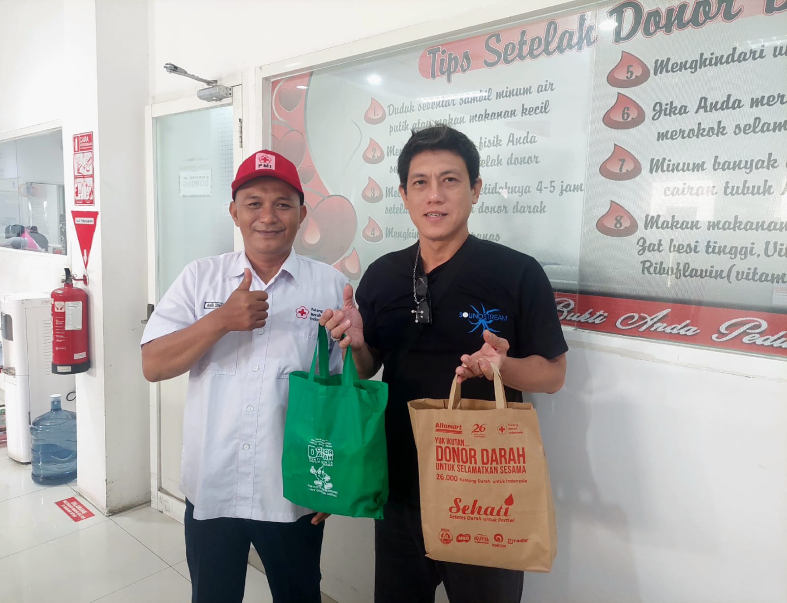Kegiatan donor darah dalam memperingati HUT ke-26 Alfamart di Semarang. (dok Alfamart)