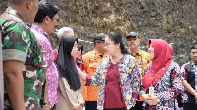 Wali Kota Semarang Agustina Wilujeng meninjau lokasi kebakaran di RT 08 RW 02 Kelurahan Candi, Kecamatan Candisari, Selasa (16/9/2025). (dok Pemkot Semarang)