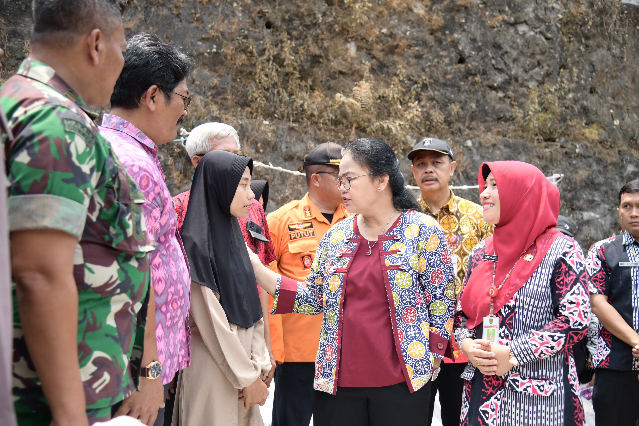 Wali Kota Semarang Agustina Wilujeng meninjau lokasi kebakaran di RT 08 RW 02 Kelurahan Candi, Kecamatan Candisari, Selasa (16/9/2025). (dok Pemkot Semarang)
