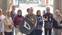 Wulandari, Warga Pedurungan Lor menerima hadiah utama Semargres berupa mobil yang diserahkan langsung oleh Wakil Wali Kota Semarang Iswar Aminuddin di Balai Kota Semarang, Rabu(17/9/2025). (dok Pemkot Semarang)