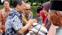 Gubernur Jateng Ahmad Luthfi saat membagikan bantuan beras untuk warga. (dok Pemprov Jateng)