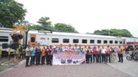 KAI Daop 4 Semarang lakukan sosialisasi keselamatan dalam menyambut HUT ke-80 KAI dan Harbunas 2025 di perlintasan sebidang. (dok KAI Daop 4 Semarang)