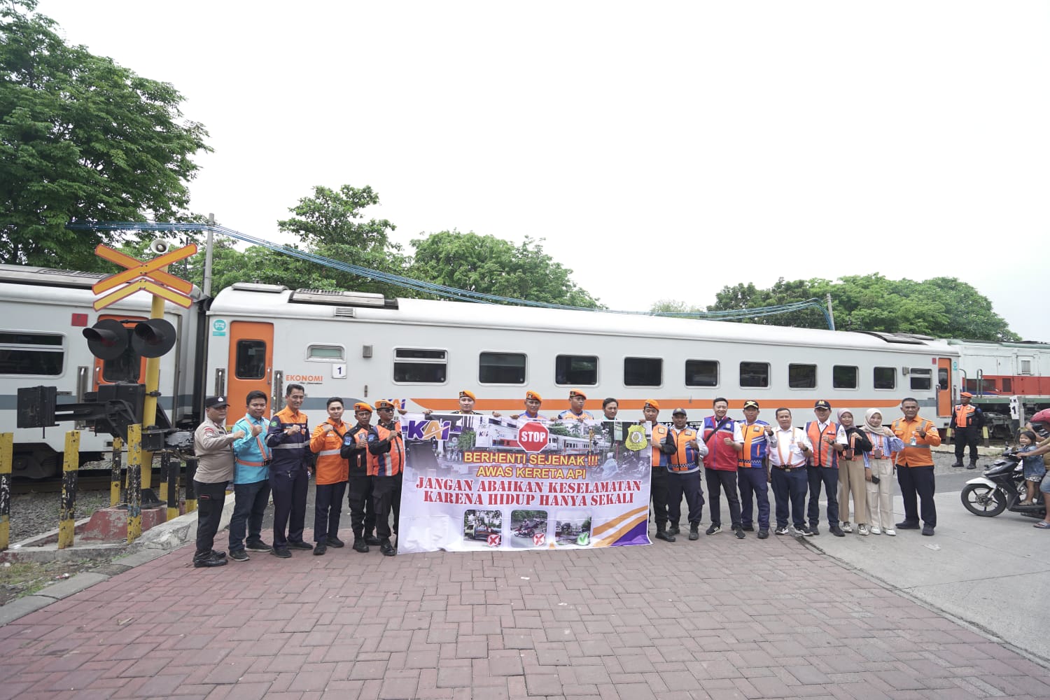 KAI Daop 4 Semarang lakukan sosialisasi keselamatan dalam menyambut HUT ke-80 KAI dan Harbunas 2025 di perlintasan sebidang. (dok KAI Daop 4 Semarang)