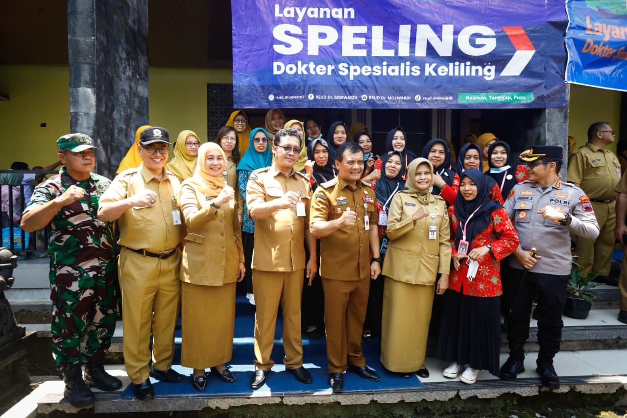Gubernur Jateng Ahmad Luthfi saat meninjau kegiatan Pelayanan kesehatan spesialistik. (dok Pemprov Jateng)