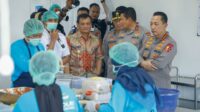 Kapolri Jenderal Listyo Sigit Prabowo bersama Gubernur Ahmad Luthfi meninjau SPPG Polres Semarang yang berada di Desa Kadirejo, Kecamatan Pabelan, Kabupaten Semarang, Selasa (23/9/2025). (dok Pemprov Jateng)