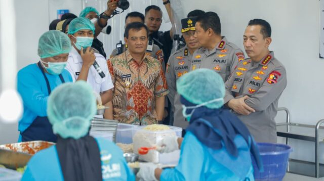 Kapolri Jenderal Listyo Sigit Prabowo bersama Gubernur Ahmad Luthfi meninjau SPPG Polres Semarang yang berada di Desa Kadirejo, Kecamatan Pabelan, Kabupaten Semarang, Selasa (23/9/2025). (dok Pemprov Jateng)