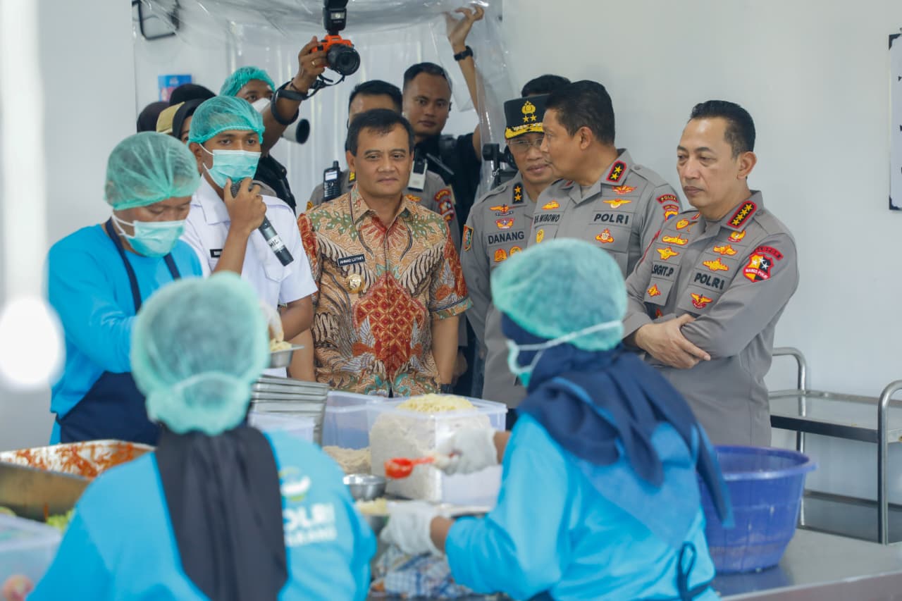 Kapolri Jenderal Listyo Sigit Prabowo bersama Gubernur Ahmad Luthfi meninjau SPPG Polres Semarang yang berada di Desa Kadirejo, Kecamatan Pabelan, Kabupaten Semarang, Selasa (23/9/2025). (dok Pemprov Jateng)