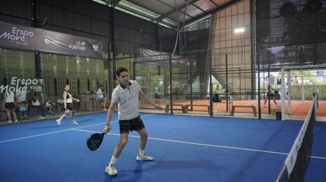 Belasan seleb dan sosialiata dari Jakarta yang tergabung dalam Komunitas Padel Uhuy, menyempatkan diri bermain di Kota Semarang. (dok Istimewa)
