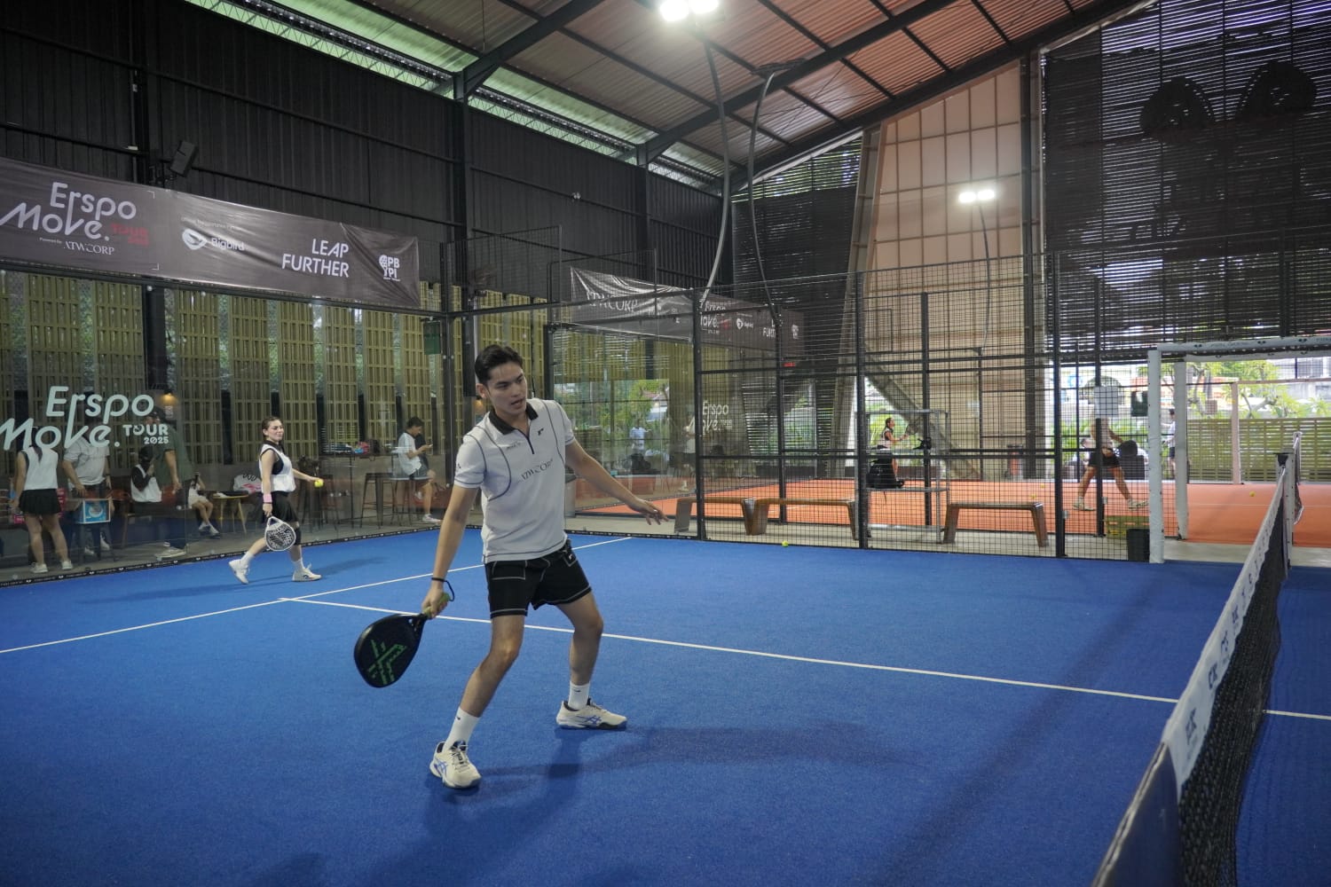 Belasan seleb dan sosialiata dari Jakarta yang tergabung dalam Komunitas Padel Uhuy, menyempatkan diri bermain di Kota Semarang. (dok Istimewa)