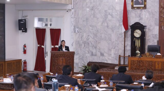 Wali Kota Semarang Agustina Wilujeng saat menghadiri Sidang Paripurna membahas Raperda Penyelenggaraan Pendidikan bersama DPRD Kota Semarang, Senin (29/9/2025). (dok Pemkot Semarang)