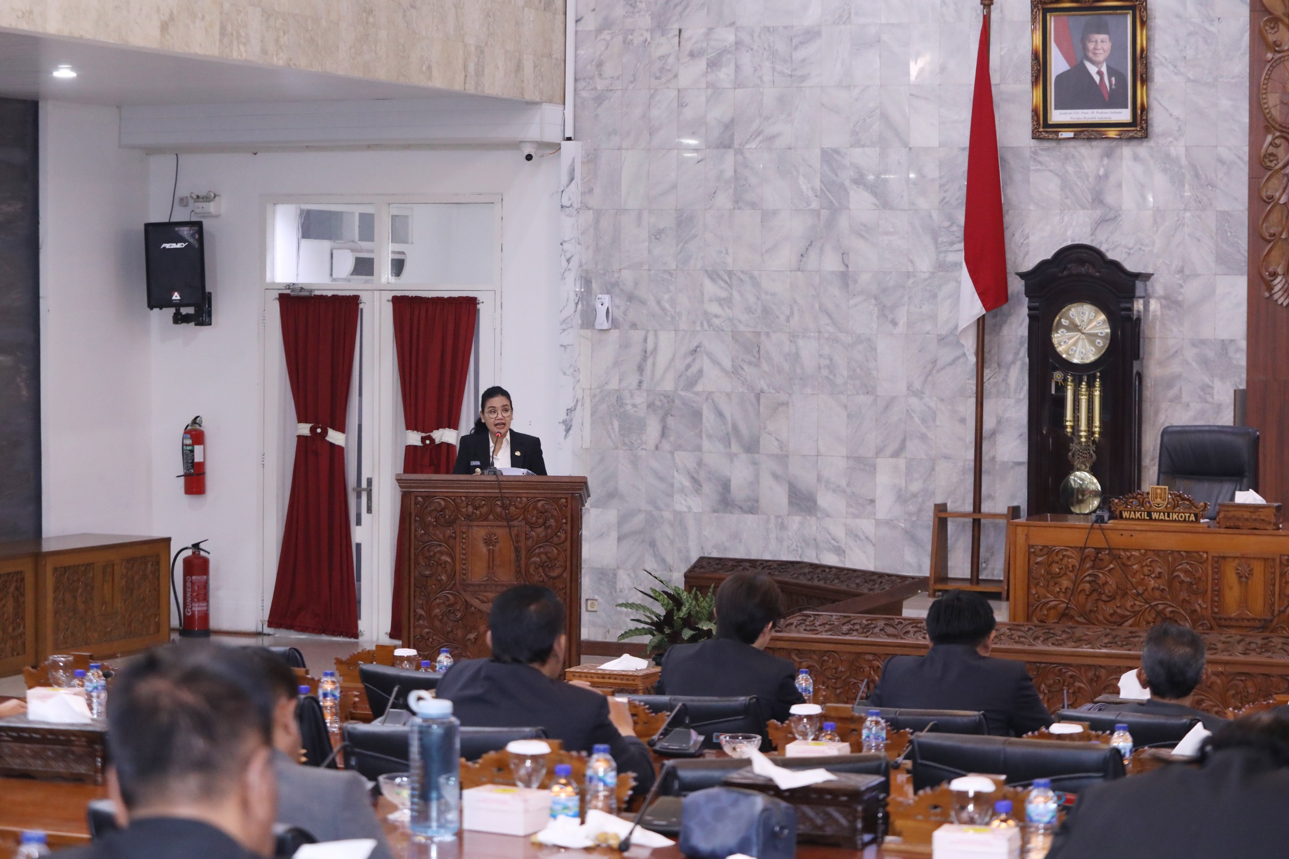 Wali Kota Semarang Agustina Wilujeng saat menghadiri Sidang Paripurna membahas Raperda Penyelenggaraan Pendidikan bersama DPRD Kota Semarang, Senin (29/9/2025). (dok Pemkot Semarang)