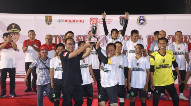 Wakil Wali Kota Semarang, Iswar Aminuddin saat menghadiri Liga Sepak Bola RT/RW Kota Semarang. (dok Pemkot Semarang)