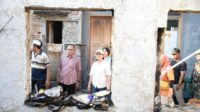 Wali Kota Semarang, Agustina Wilujeng saat meninjau langsung lokasi kebakaran di kawasan padat penduduk di Kelurahan Jagalan, Semarang Tengah pada Minggu (28/9/2025). (dok Pemkot Semarang)