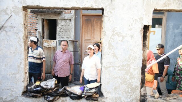 Wali Kota Semarang, Agustina Wilujeng saat meninjau langsung lokasi kebakaran di kawasan padat penduduk di Kelurahan Jagalan, Semarang Tengah pada Minggu (28/9/2025). (dok Pemkot Semarang)