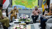 Gubernur Jateng Ahmad Luthfi berdiskusi dengan Deputi Pengelolaan Sampah Kementerian Lingkungan Hidup, Ade Palguna Ruteka. (dok Pemprov Jateng)