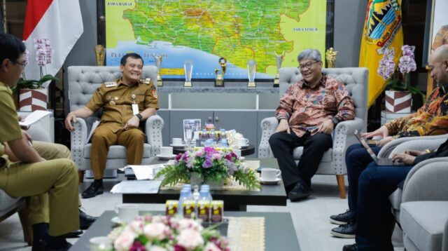 Gubernur Jateng Ahmad Luthfi berdiskusi dengan Deputi Pengelolaan Sampah Kementerian Lingkungan Hidup, Ade Palguna Ruteka. (dok Pemprov Jateng)