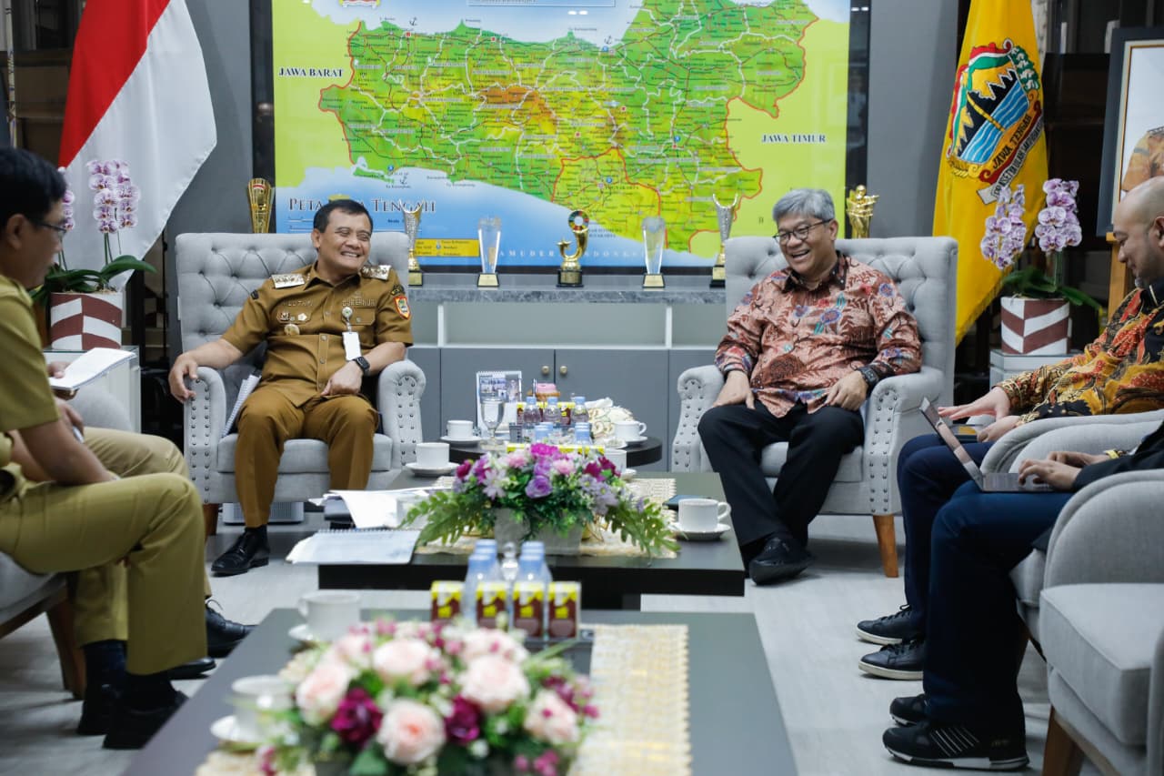 Gubernur Jateng Ahmad Luthfi berdiskusi dengan Deputi Pengelolaan Sampah Kementerian Lingkungan Hidup, Ade Palguna Ruteka. (dok Pemprov Jateng)