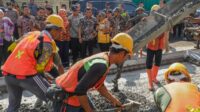 Gubernur Jawa Tengah Ahmad Luthfi meninjau langsung preservasi ruas jalan Wiradesa–Kajen sepanjang 5,475 kilometer, di Kabupaten Pekalongan, Kamis (2/10/2025). (dok Pemprov Jateng)