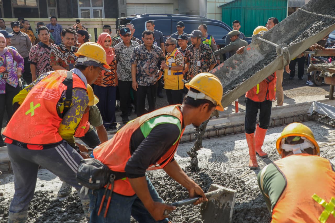 Gubernur Jawa Tengah Ahmad Luthfi meninjau langsung preservasi ruas jalan Wiradesa–Kajen sepanjang 5,475 kilometer, di Kabupaten Pekalongan, Kamis (2/10/2025). (dok Pemprov Jateng)